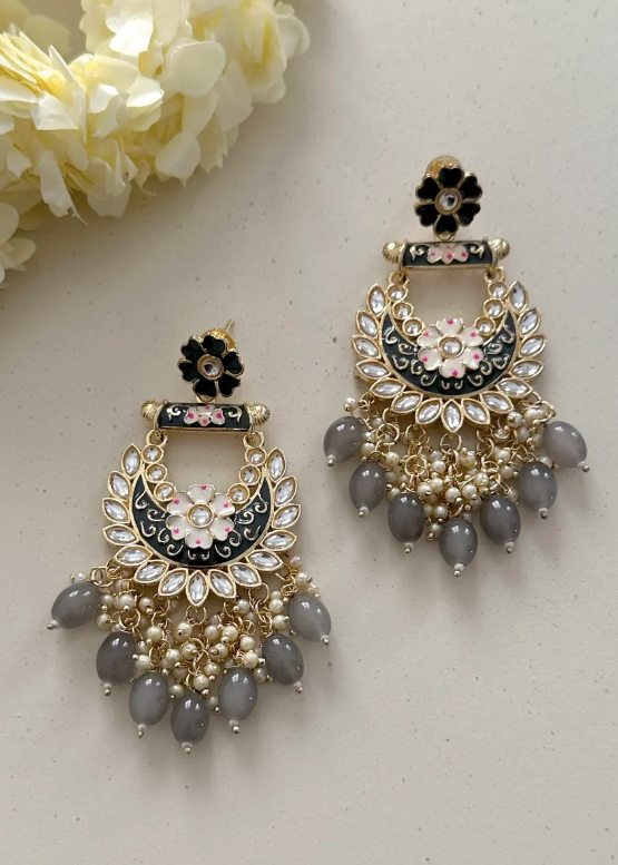 Daisy Earrings Grey
