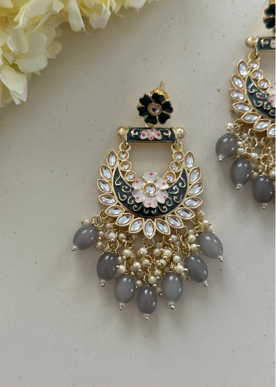 Daisy Earrings Grey